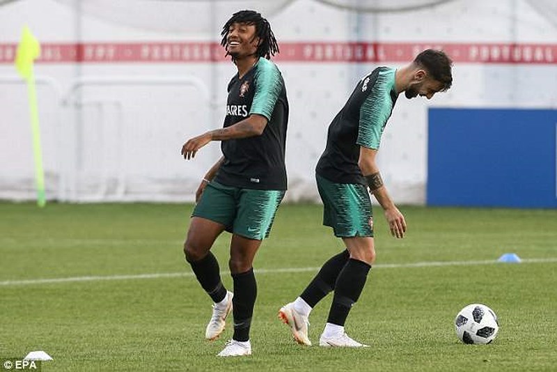 Ronaldo đùa giỡn trên sân tập trước thất bại của Messi - 5 Ronaldo đùa giỡn trên sân tập trước thất bại của Messi - 5