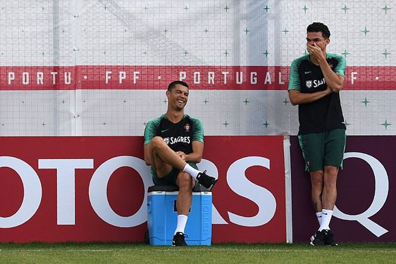 Ronaldo đùa giỡn trên sân tập trước thất bại của Messi - 1 Ronaldo đùa giỡn trên sân tập trước thất bại của Messi - 1