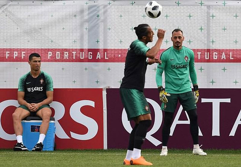 Ronaldo đùa giỡn trên sân tập trước thất bại của Messi - 2 Ronaldo đùa giỡn trên sân tập trước thất bại của Messi - 2