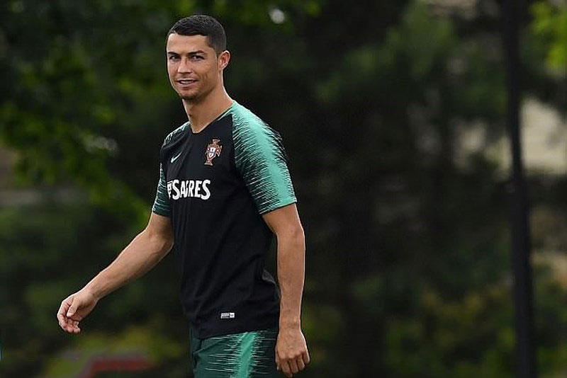 Ronaldo đùa giỡn trên sân tập trước thất bại của Messi - 6 Ronaldo đùa giỡn trên sân tập trước thất bại của Messi - 6