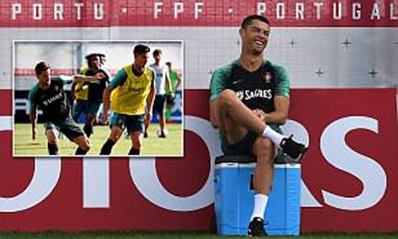 Ronaldo đùa giỡn trên sân tập trước thất bại của Messi Ronaldo đùa giỡn trên sân tập trước thất bại của Messi