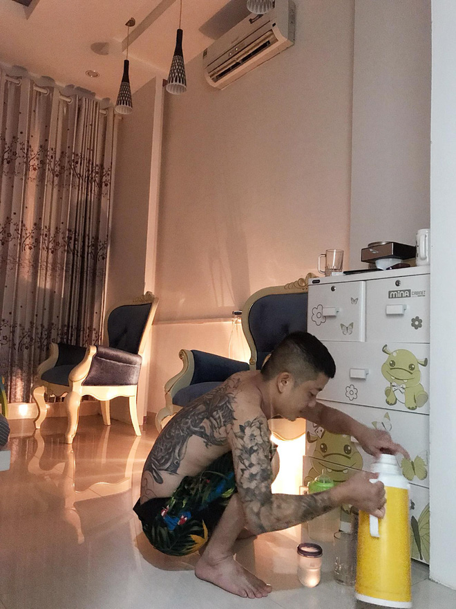 Ông bố xăm trổ lọ mọ pha sữa đêm cho con, dân mạng thắc mắc vợ đâu và câu trả lời khiến bao người ghen tỵ Ông bố xăm trổ lọ mọ pha sữa đêm cho con, dân mạng thắc mắc vợ đâu và câu trả lời khiến bao người ghen tỵ