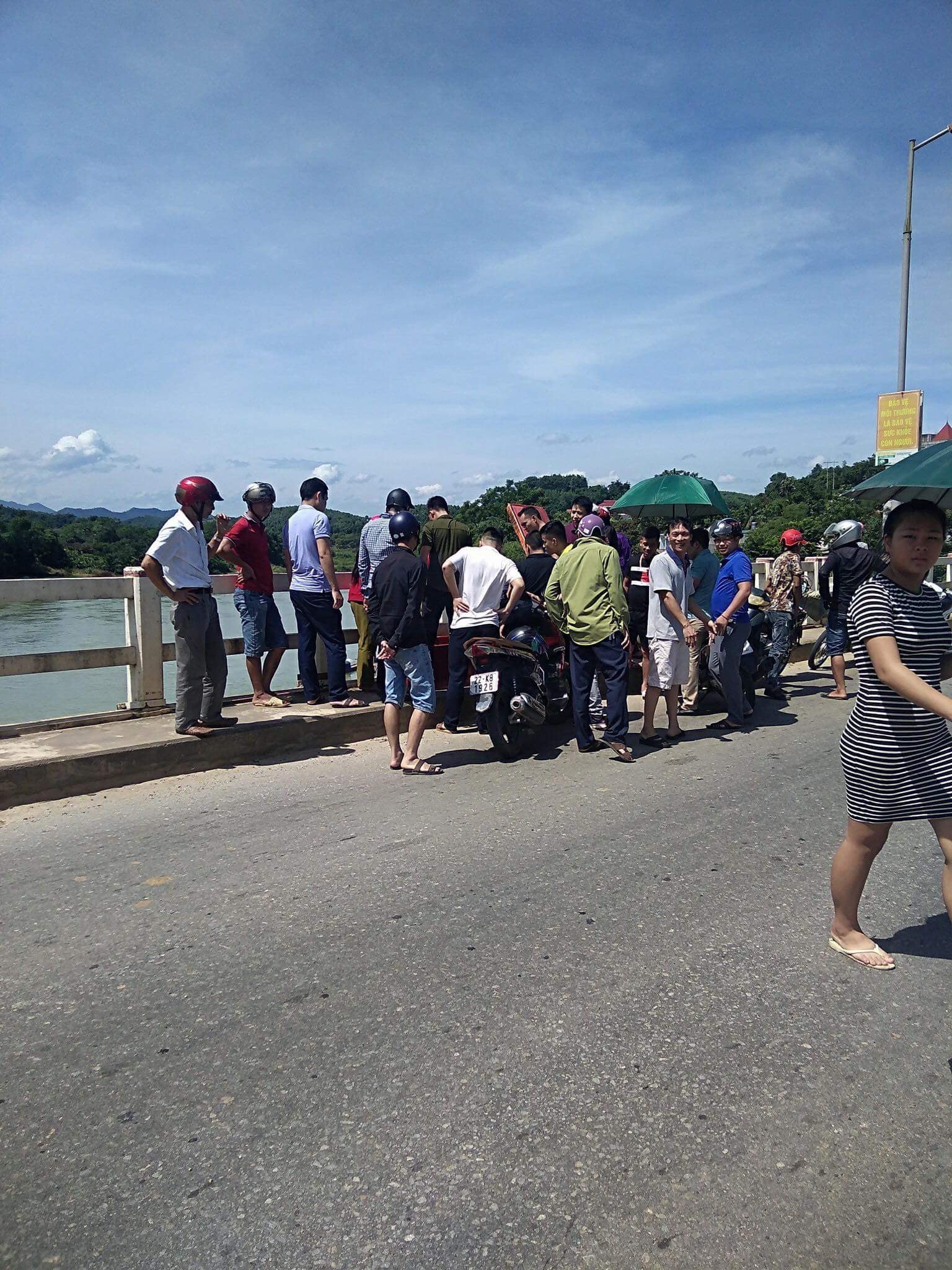 Tuyên Quang: Một thanh niên bất ngờ mang quan tài lên giữa cầu nằm phơi nắng - 1 Tuyên Quang: Một thanh niên bất ngờ mang quan tài lên giữa cầu nằm phơi nắng - 1