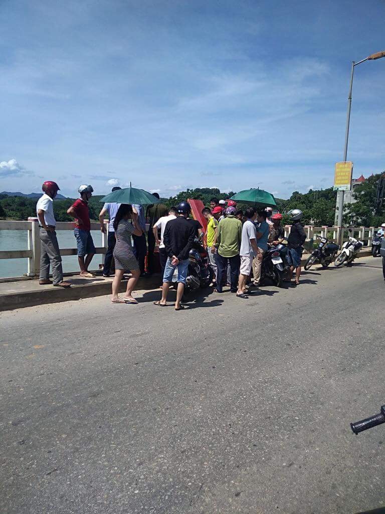 Tuyên Quang: Một thanh niên bất ngờ mang quan tài lên giữa cầu nằm phơi nắng Tuyên Quang: Một thanh niên bất ngờ mang quan tài lên giữa cầu nằm phơi nắng