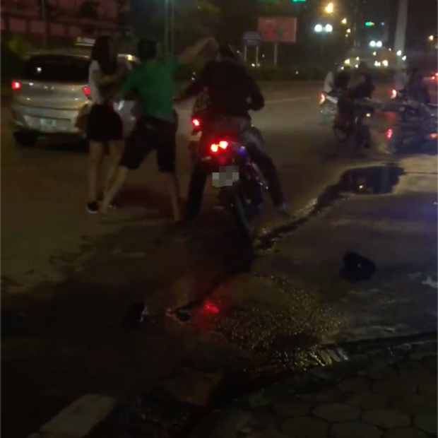 Xôn xao clip níu kéo bất thành, nam thanh niên xông tới gây sự rồi đánh lộn với cả tình cũ và trai lạ - 1 Xôn xao clip níu kéo bất thành, nam thanh niên xông tới gây sự rồi đánh lộn với cả tình cũ và trai lạ - 1