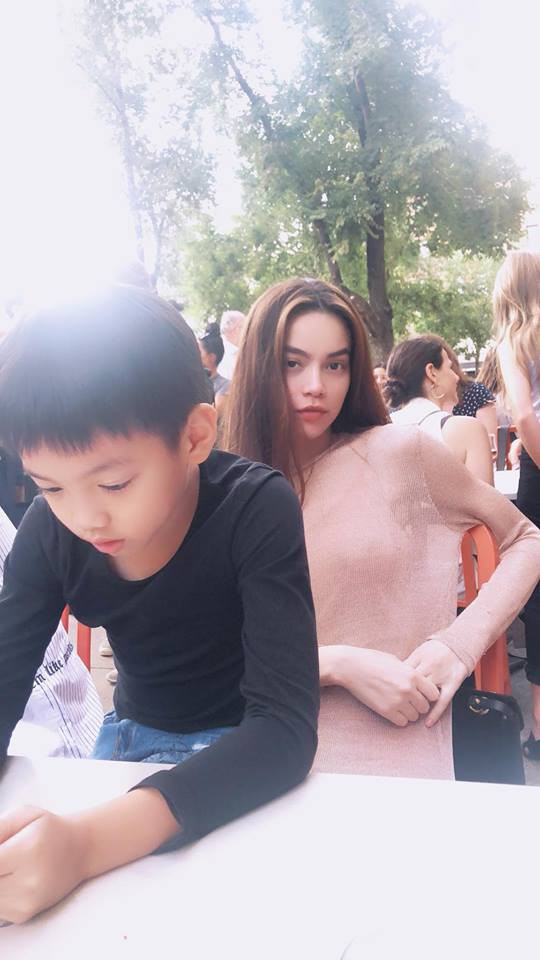 Hà Hồ xác nhận chuyến đi của hai mẹ con tại Mỹ chỉ có 'những người bạn' - 1 Hà Hồ xác nhận chuyến đi của hai mẹ con tại Mỹ chỉ có 'những người bạn' - 1