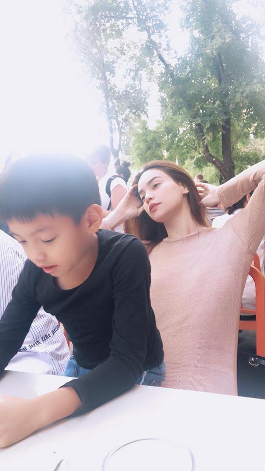 Hà Hồ xác nhận chuyến đi của hai mẹ con tại Mỹ chỉ có 'những người bạn' Hà Hồ xác nhận chuyến đi của hai mẹ con tại Mỹ chỉ có 'những người bạn'