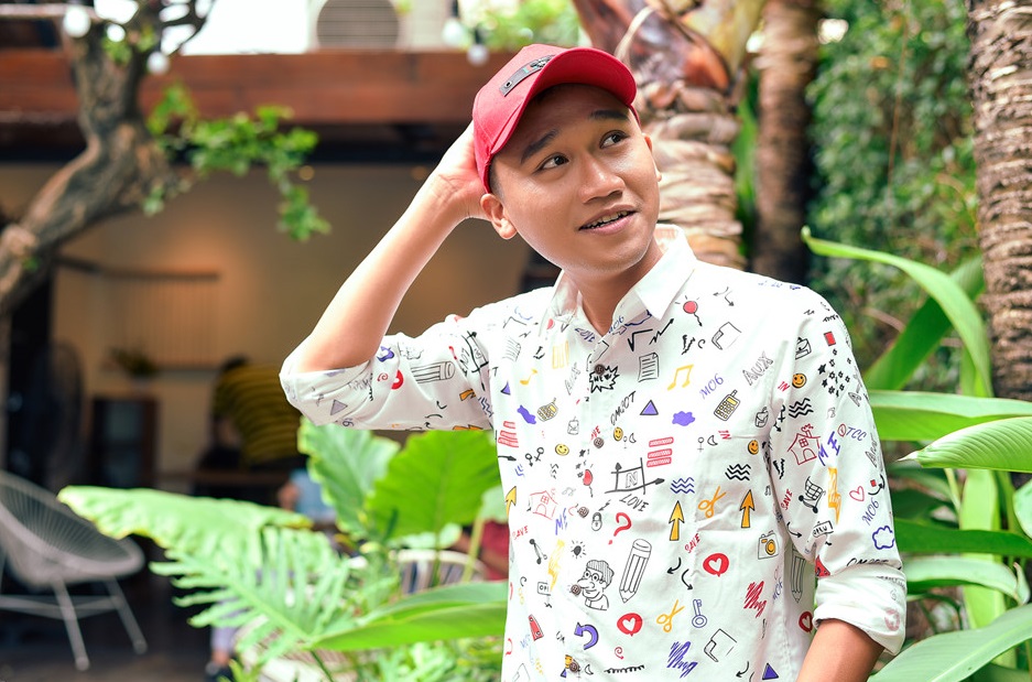Mr Cần Trô từng bị nghệ sĩ Hồng Vân đánh trên sân khấu vì diễn hỗn Mr Cần Trô từng bị nghệ sĩ Hồng Vân đánh trên sân khấu vì diễn hỗn