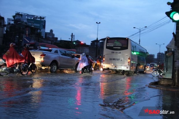 Người Hà Nội vật vã di chuyển về nhà trong cơn mữa tầm tã, đường sá ngập nặng - 8 Người Hà Nội vật vã di chuyển về nhà trong cơn mữa tầm tã, đường sá ngập nặng - 8