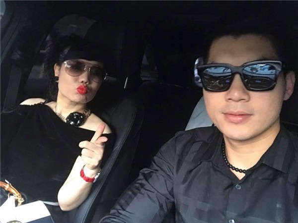 Trước khi kết hôn, chuyện tình của Trương Nam Thành và bà xã hơn tuổi từng gặp không ít ồn ào từ dư luận - 4 Trước khi kết hôn, chuyện tình của Trương Nam Thành và bà xã hơn tuổi từng gặp không ít ồn ào từ dư luận - 4