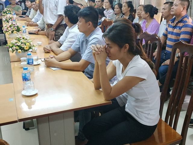 Hai gia đình đang trao lại 2 bé trai bị nhầm tại Bệnh viện Đa khoa Ba Vì - 1 Hai gia đình đang trao lại 2 bé trai bị nhầm tại Bệnh viện Đa khoa Ba Vì - 1