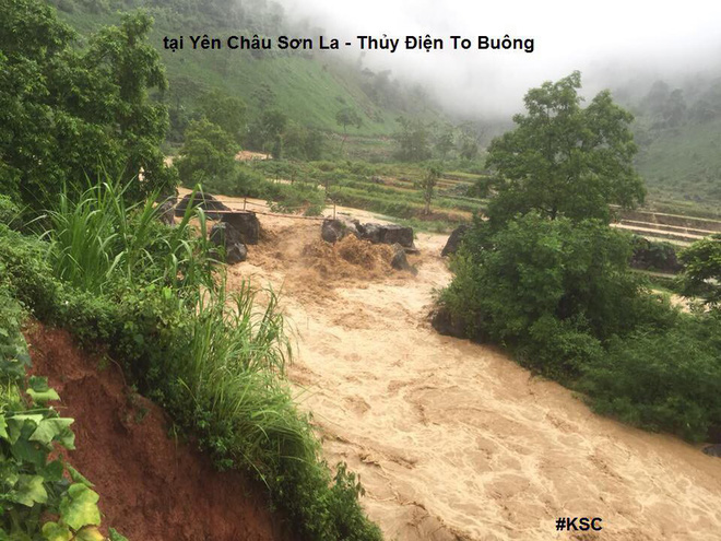 Video: Cảnh sạt lở, mưa lũ chảy ầm ầm ở Sơn La 'nóng' trên mạng xã hội Video: Cảnh sạt lở, mưa lũ chảy ầm ầm ở Sơn La 'nóng' trên mạng xã hội
