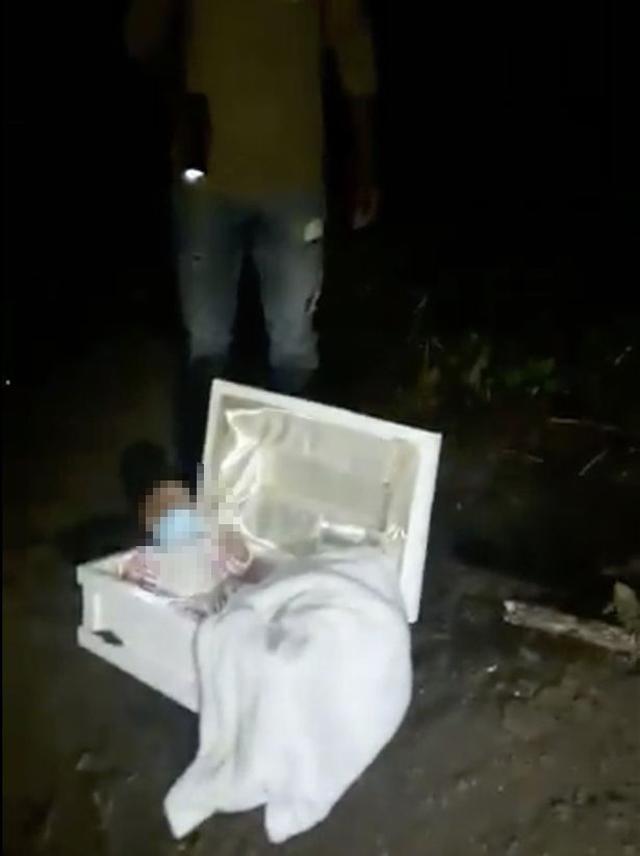 Mở quan tài của đứa con chết yểu sau đám tang, chàng trai phát hiện sự thật ngỡ ngàng Mở quan tài của đứa con chết yểu sau đám tang, chàng trai phát hiện sự thật ngỡ ngàng