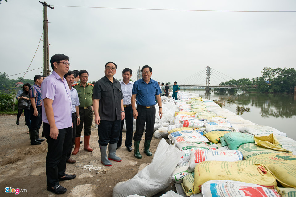 Bí thư Hà Nội lội nước thăm người dân vùng ngập - 1 Bí thư Hà Nội lội nước thăm người dân vùng ngập - 1