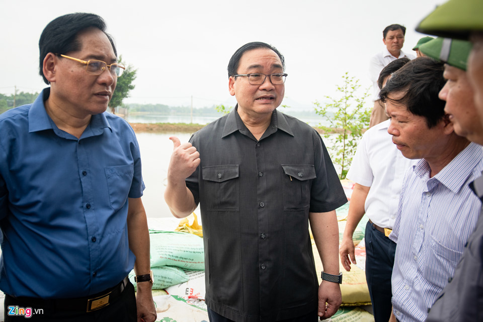 Bí thư Hà Nội lội nước thăm người dân vùng ngập - 2 Bí thư Hà Nội lội nước thăm người dân vùng ngập - 2