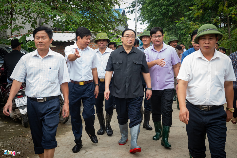 Bí thư Hà Nội lội nước thăm người dân vùng ngập - 3 Bí thư Hà Nội lội nước thăm người dân vùng ngập - 3