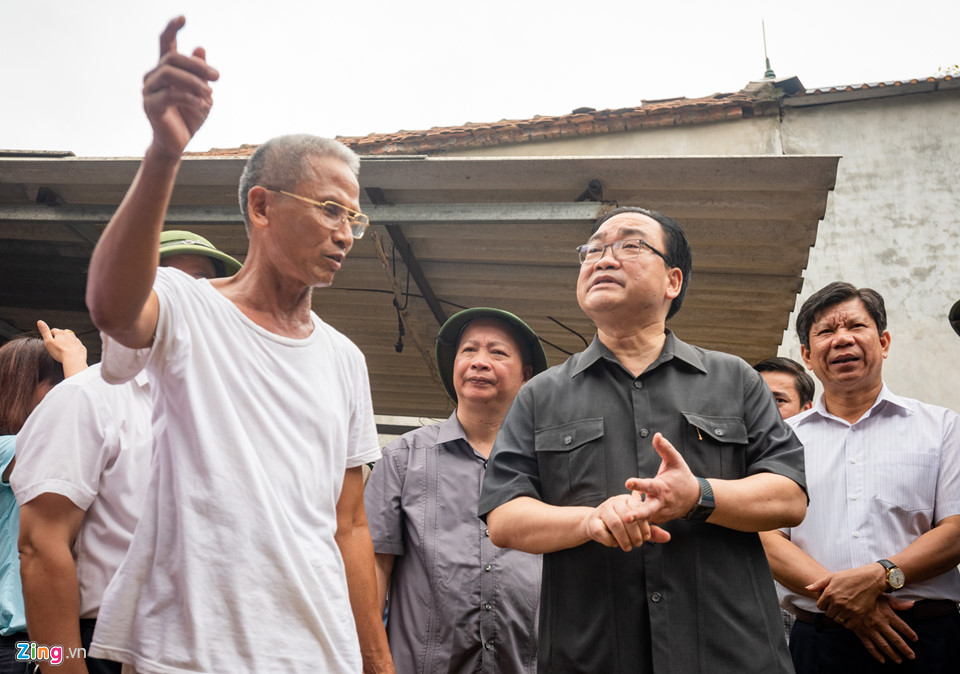 Bí thư Hà Nội lội nước thăm người dân vùng ngập - 5 Bí thư Hà Nội lội nước thăm người dân vùng ngập - 5