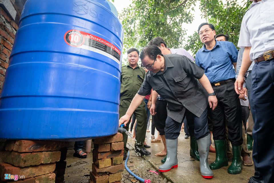 Bí thư Hà Nội lội nước thăm người dân vùng ngập - 6 Bí thư Hà Nội lội nước thăm người dân vùng ngập - 6