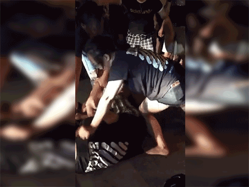 Vợ ôm theo con nhỏ bắt quả tang ngoại tình, chồng một mực ôm chặt và bênh vực nhân tình ngay trên phố Hà Nội gây xôn xao Vợ ôm theo con nhỏ bắt quả tang ngoại tình, chồng một mực ôm chặt và bênh vực nhân tình ngay trên phố Hà Nội gây xôn xao
