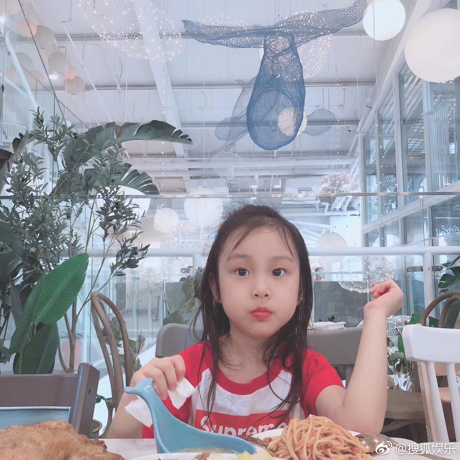Bức ảnh selfie tai tiếng nhất Cbiz hôm nay: Kẻ ngoại tình Lý Tiểu Lộ rạng rỡ bên vợ sao nam bị tố cưỡng bức - 3 Bức ảnh selfie tai tiếng nhất Cbiz hôm nay: Kẻ ngoại tình Lý Tiểu Lộ rạng rỡ bên vợ sao nam bị tố cưỡng bức - 3