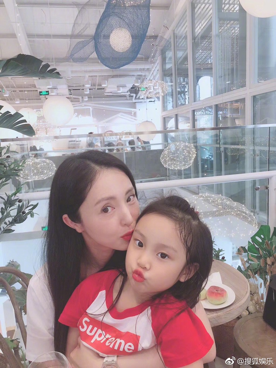 Bức ảnh selfie tai tiếng nhất Cbiz hôm nay: Kẻ ngoại tình Lý Tiểu Lộ rạng rỡ bên vợ sao nam bị tố cưỡng bức - 5 Bức ảnh selfie tai tiếng nhất Cbiz hôm nay: Kẻ ngoại tình Lý Tiểu Lộ rạng rỡ bên vợ sao nam bị tố cưỡng bức - 5