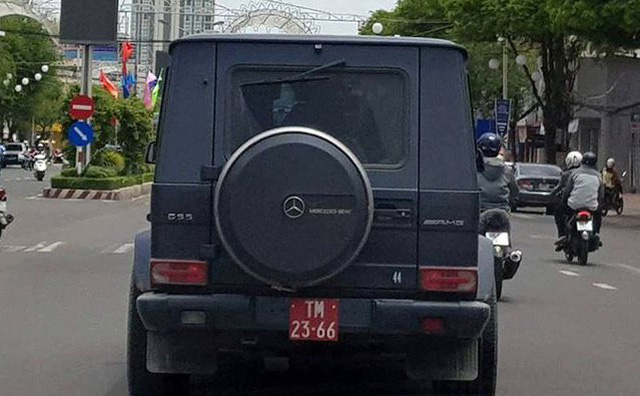Chủ siêu xe Mercedes G55 AMG khai mua biển đỏ quân đội, gắn cho oai khi đi về Việt Nam Chủ siêu xe Mercedes G55 AMG khai mua biển đỏ quân đội, gắn cho oai khi đi về Việt Nam