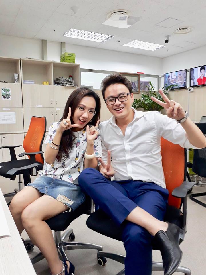 BTV Hoài Anh 'dìm hàng' BTV Hữu Bằng nhân kỷ niệm 4 năm lên sóng Thời sự 19h - 3 BTV Hoài Anh 'dìm hàng' BTV Hữu Bằng nhân kỷ niệm 4 năm lên sóng Thời sự 19h - 3