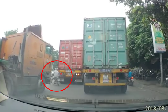 Nóng trên mạng: 'Ninja đầu bạc' tạt đầu container theo phong cách se chỉ luồn kim, xem thôi cũng hết hồn! Nóng trên mạng: 'Ninja đầu bạc' tạt đầu container theo phong cách se chỉ luồn kim, xem thôi cũng hết hồn!