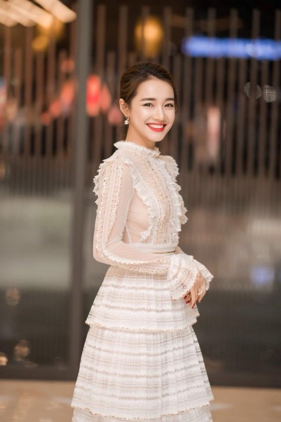 Váy cưới của Nhã Phương chính thức lộ diện, điệu đà như váy công chúa và mất 20 ngày để thực hiện - 1 Váy cưới của Nhã Phương chính thức lộ diện, điệu đà như váy công chúa và mất 20 ngày để thực hiện - 1