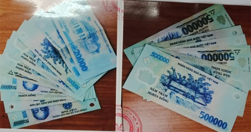 Hà Nội: Tóm gọn 2 phụ nữ dàn cảnh để móc trộm khách du lịch ở bờ hồ Hoàn Kiếm - 4 Hà Nội: Tóm gọn 2 phụ nữ dàn cảnh để móc trộm khách du lịch ở bờ hồ Hoàn Kiếm - 4