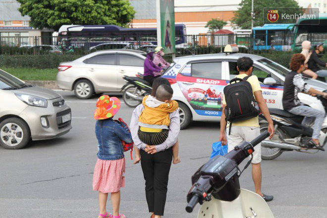 Ngày làm việc cuối cùng trước kỳ nghỉ 2/9: Hàng nghìn người chen chúc tại bến xe, cửa ngõ kẹt cứng - 14 Ngày làm việc cuối cùng trước kỳ nghỉ 2/9: Hàng nghìn người chen chúc tại bến xe, cửa ngõ kẹt cứng - 14