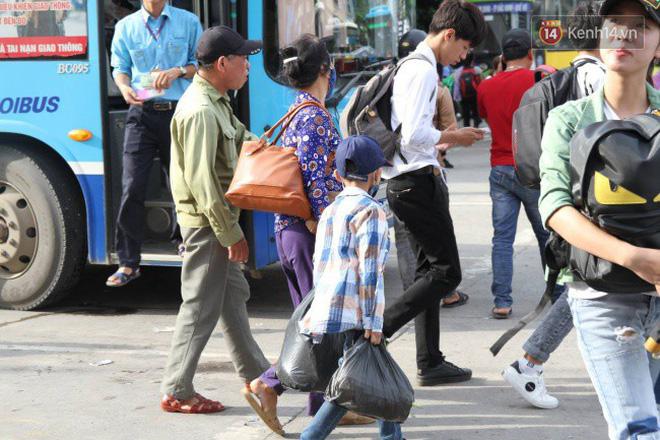 Ngày làm việc cuối cùng trước kỳ nghỉ 2/9: Hàng nghìn người chen chúc tại bến xe, cửa ngõ kẹt cứng - 16 Ngày làm việc cuối cùng trước kỳ nghỉ 2/9: Hàng nghìn người chen chúc tại bến xe, cửa ngõ kẹt cứng - 16