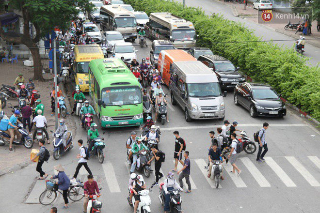 Ngày làm việc cuối cùng trước kỳ nghỉ 2/9: Hàng nghìn người chen chúc tại bến xe, cửa ngõ kẹt cứng - 20 Ngày làm việc cuối cùng trước kỳ nghỉ 2/9: Hàng nghìn người chen chúc tại bến xe, cửa ngõ kẹt cứng - 20