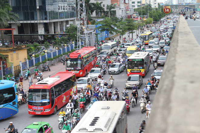 Ngày làm việc cuối cùng trước kỳ nghỉ 2/9: Hàng nghìn người chen chúc tại bến xe, cửa ngõ kẹt cứng - 21 Ngày làm việc cuối cùng trước kỳ nghỉ 2/9: Hàng nghìn người chen chúc tại bến xe, cửa ngõ kẹt cứng - 21