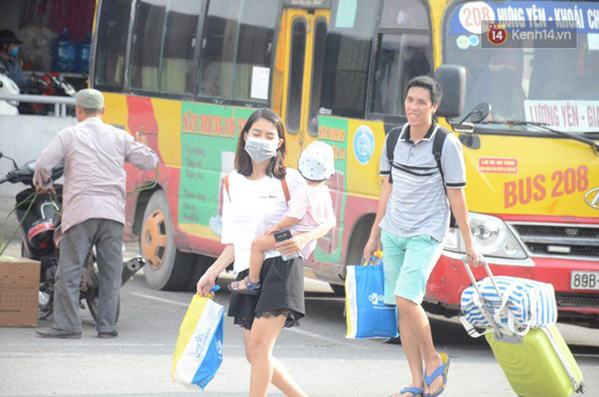 Ngày làm việc cuối cùng trước kỳ nghỉ 2/9: Hàng nghìn người chen chúc tại bến xe, cửa ngõ kẹt cứng - 6 Ngày làm việc cuối cùng trước kỳ nghỉ 2/9: Hàng nghìn người chen chúc tại bến xe, cửa ngõ kẹt cứng - 6