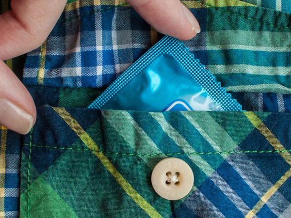 Cảnh báo: Cất giữ bao cao su ở những chỗ như thế này thì coi chừng có ngày bị bệnh lây qua đường tình dục và mang thai Cảnh báo: Cất giữ bao cao su ở những chỗ như thế này thì coi chừng có ngày bị bệnh lây qua đường tình dục và mang thai
