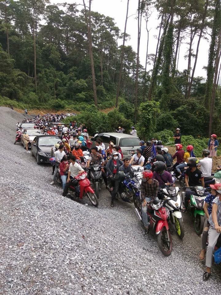 Đường lên Tam Đảo và Mộc Châu kẹt cứng ngày lễ, nhiều phượt thủ muốn quay về cũng bó tay - 2 Đường lên Tam Đảo và Mộc Châu kẹt cứng ngày lễ, nhiều phượt thủ muốn quay về cũng bó tay - 2