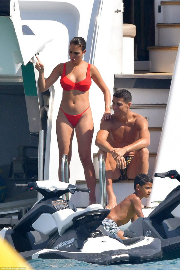 'Vợ hờ' của CR7 liên tục mặc bikini bé xíu, cạnh tranh độ gợi cảm với Irina Shayk - 2 'Vợ hờ' của CR7 liên tục mặc bikini bé xíu, cạnh tranh độ gợi cảm với Irina Shayk - 2