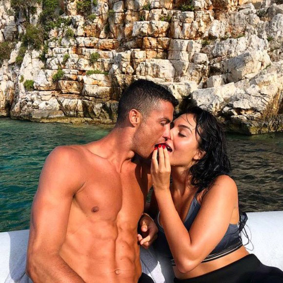 'Vợ hờ' của CR7 liên tục mặc bikini bé xíu, cạnh tranh độ gợi cảm với Irina Shayk - 6 'Vợ hờ' của CR7 liên tục mặc bikini bé xíu, cạnh tranh độ gợi cảm với Irina Shayk - 6