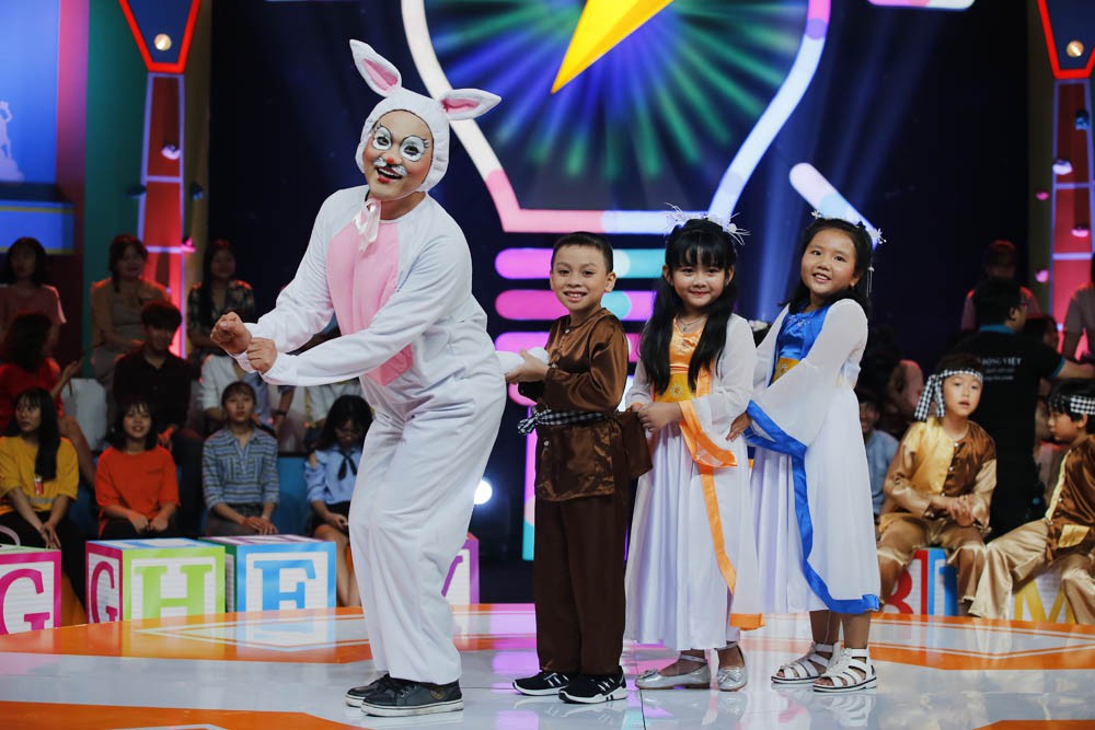 Nhanh Như Chớp Nhí tập 7: 'Chặt chém' chưa đủ, Đại Nghĩa ném giày vào Trấn Thành vì... không chấp nhận thua - 1 Nhanh Như Chớp Nhí tập 7: 'Chặt chém' chưa đủ, Đại Nghĩa ném giày vào Trấn Thành vì... không chấp nhận thua - 1