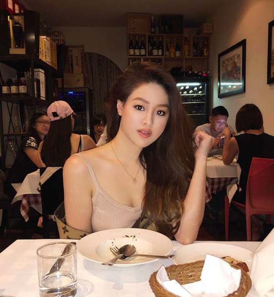 Thần thái đỉnh cao của nữ giám đốc Singapore giúp cô nổi bật trong hội Rich Kid châu Á - 22 Thần thái đỉnh cao của nữ giám đốc Singapore giúp cô nổi bật trong hội Rich Kid châu Á - 22