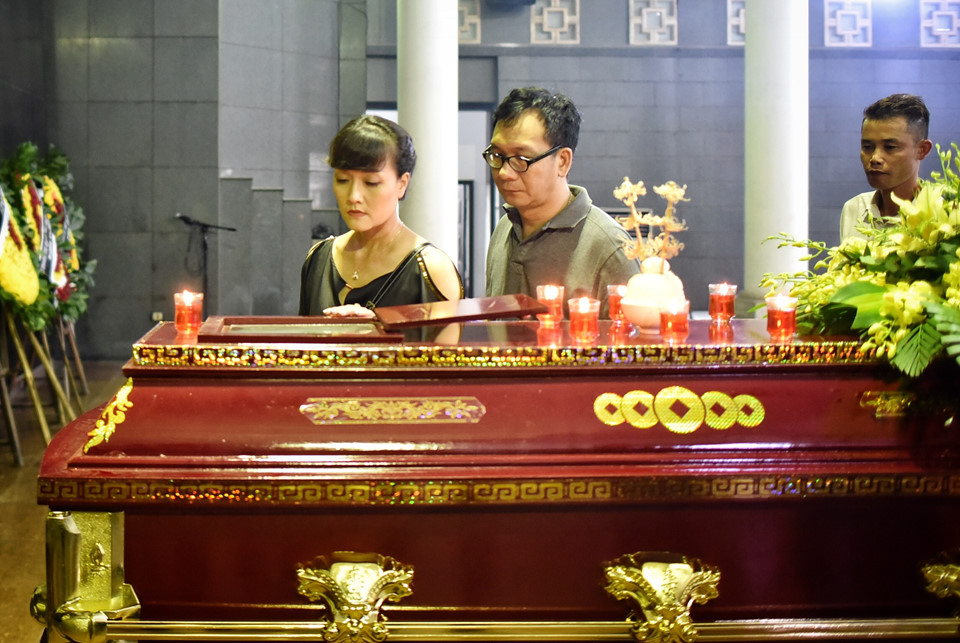Nghệ sĩ tiễn đưa 'ông trùm' phim hài Tết về nơi an nghỉ cuối cùng - 10 Nghệ sĩ tiễn đưa 'ông trùm' phim hài Tết về nơi an nghỉ cuối cùng - 10