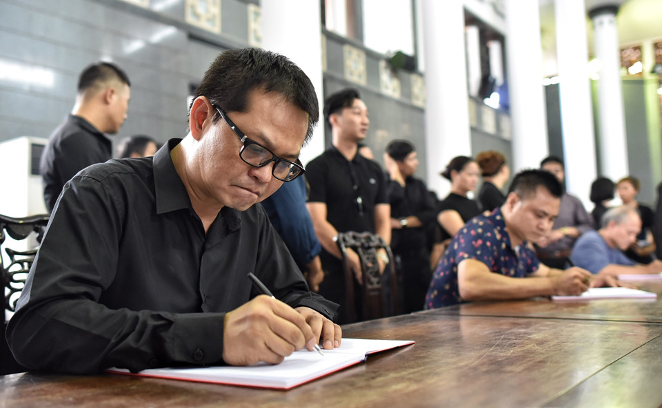 Nghệ sĩ tiễn đưa 'ông trùm' phim hài Tết về nơi an nghỉ cuối cùng - 2 Nghệ sĩ tiễn đưa 'ông trùm' phim hài Tết về nơi an nghỉ cuối cùng - 2