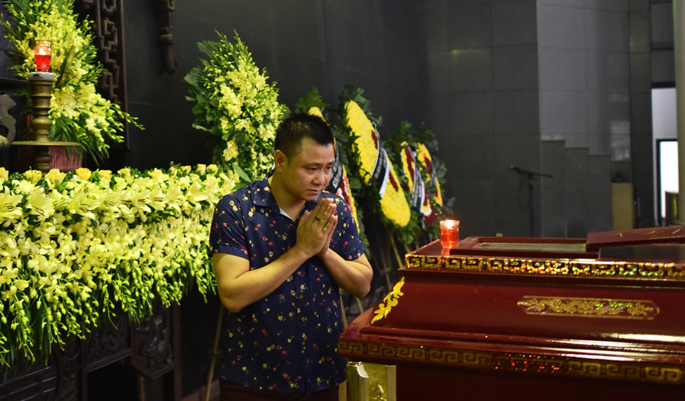 Nghệ sĩ tiễn đưa 'ông trùm' phim hài Tết về nơi an nghỉ cuối cùng - 7 Nghệ sĩ tiễn đưa 'ông trùm' phim hài Tết về nơi an nghỉ cuối cùng - 7