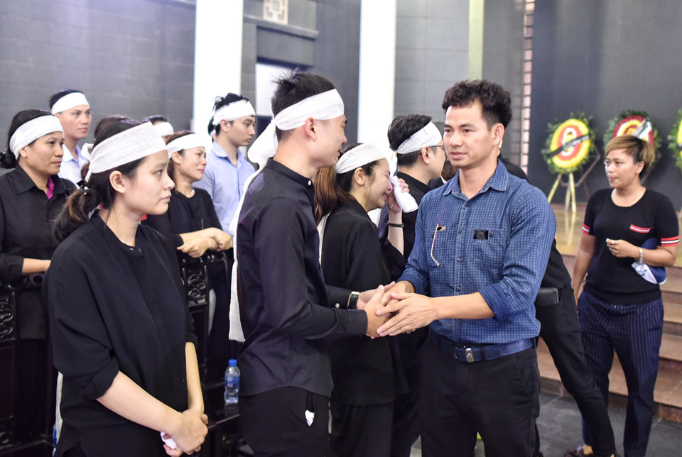 Nghệ sĩ tiễn đưa 'ông trùm' phim hài Tết về nơi an nghỉ cuối cùng - 8 Nghệ sĩ tiễn đưa 'ông trùm' phim hài Tết về nơi an nghỉ cuối cùng - 8