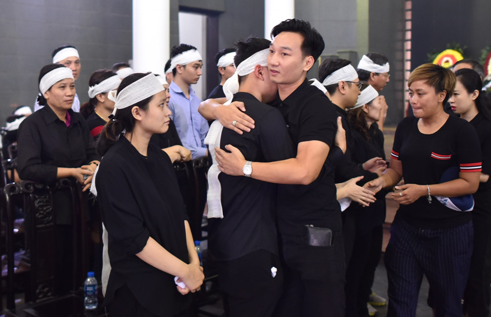 Nghệ sĩ tiễn đưa 'ông trùm' phim hài Tết về nơi an nghỉ cuối cùng - 9 Nghệ sĩ tiễn đưa 'ông trùm' phim hài Tết về nơi an nghỉ cuối cùng - 9