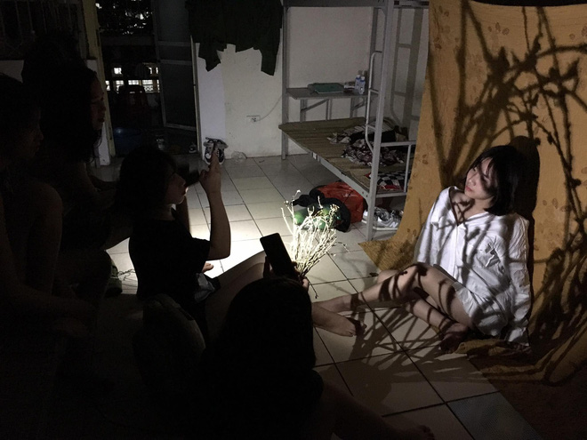 Hội gái xinh biến KTX quốc phòng thành studio 'sống ảo' không thể chất hơn - 2 Hội gái xinh biến KTX quốc phòng thành studio 'sống ảo' không thể chất hơn - 2
