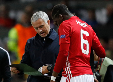 Pogba lườm Mourinho như kẻ thù sau cú sốc M.U bị loại ở cúp Liên đoàn - 1 Pogba lườm Mourinho như kẻ thù sau cú sốc M.U bị loại ở cúp Liên đoàn - 1