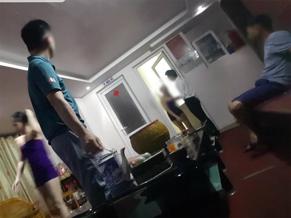 Hà Nội: Massage kích dục, bar 'tay vịn' công khai hoạt động giữa Trung tâm văn hóa quận - 1 Hà Nội: Massage kích dục, bar 'tay vịn' công khai hoạt động giữa Trung tâm văn hóa quận - 1