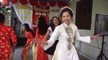 Cô dâu diện áo dài 'nhảy quên lối về' trong nền nhạc quen thuộc của các quán bar, bị nhắc nhở cũng 'kệ đi' - 1 Cô dâu diện áo dài 'nhảy quên lối về' trong nền nhạc quen thuộc của các quán bar, bị nhắc nhở cũng 'kệ đi' - 1